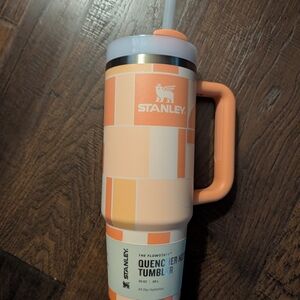 Stanley Quencher H2.0 Tumbler in Peach and White